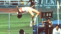 Ulrike Meyfarth bei ihrem Weltrekord über 2,02 m bei der EM 1982 in Athen © picture-alliance/ dpa Foto: Heinz Wieseler