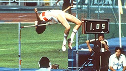 Ulrike Meyfarth bei ihrem Weltrekord über 2,02 m bei der EM 1982 in Athen © picture-alliance/ dpa Foto: Heinz Wieseler