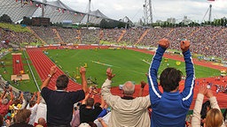 Feiernde Fans unterm Zeltdach bei der EM 2002 im Münchener Olympiastadion © picture-alliance / Sven Simon Foto: Sven Simon