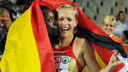 Die deutsche Läuferin Verena Sailer (r) wird Europameisterin über die 100 Meter vor der Französin Veronique Mang. © dpa - Bildfunk Foto: Rainer Jensen