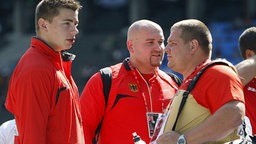 David Storl (links), Ralf Bartels (rechts) und Peter Sack nach der Qualifikation des Kugelstoßens bei der WM in Berlin 2009.  © dpa picture alliance